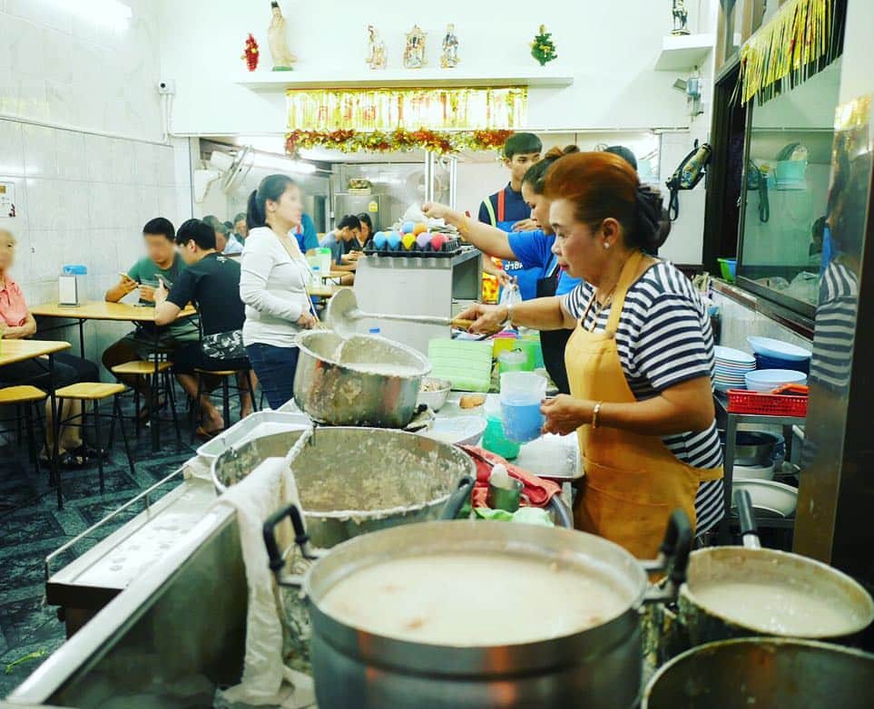 タイ国政府観光庁さんのインスタグラム写真 - (タイ国政府観光庁Instagram)「＜ローカル食堂探訪🥢＞﻿ ﻿ 今回は、バンコク・チャルーンクルン通りにある、ジョーク（タイ風お粥）専門店「ジョーク・プリンス」へGO😋﻿ ﻿ ジョークとは、米の形がなくまるまで煮込んだタイ風のお粥で、中華ベースの味付けがされています✨﻿ ﻿ 「ジョーク・プリンス」はミシュランガイドのビブグルマンにも選ばれている老舗食堂で、朝食時はもちろん、夜まで地元の人で賑わう人気店。優しい味わいのジョークにファン多数🥰﻿ ﻿ 具材は、豚のひき肉やホルモン、トッピングで生卵やピータンを選ぶことができます👌﻿ ﻿ #ローカル食堂探訪 #タイ #バンコク #ジョークプリンス #ジョーク #タイ料理 #タイ料理大好き #こんなタイ知らなかった #もっと知りタイ #タイ旅行 #バンコク旅行 #旅好きな人と繋がりたい #旅行好きな人と繋がりたい #thailand #bangkok #jokprince #thaifood #thaifoodstagram #amazingthailand #thailandtravel #thailandtrip #thai #thaistagra #lovethailand」3月21日 19時34分 - amazingthailandjp