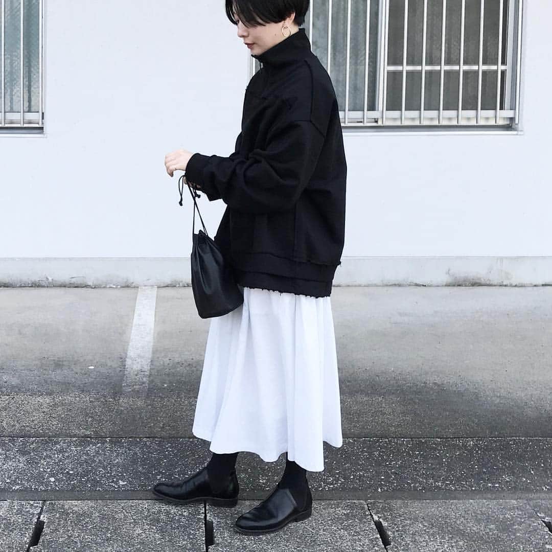 のインスタグラム：「. どんどん短くなる髪💇🏻‍♀️前髪が頬に少しかかる感じがお気に入り。 オーバーサイズのスウェットは @perverze_official のもの🐻 . #PERVERZE」