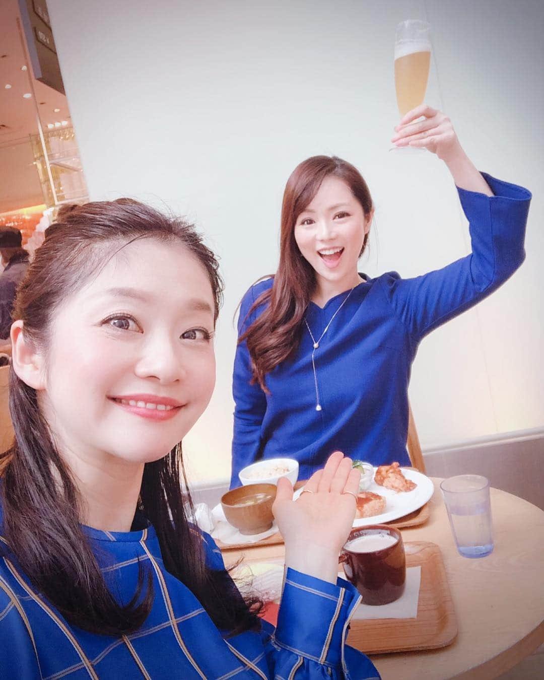 近藤英恵さんのインスタグラム写真 - (近藤英恵Instagram)「ひろちゃんと偶然お揃いコーデで星組観劇💙✨千秋楽まであと少し。練りあがった素晴らしい舞台でした💙✨楽しすぎて観劇後のお喋りが尽きない…！ #宝塚 #星組 #宝塚観劇 #霧深きエルベのほとり #エストレージャス星たち #礼真琴さん の技術の高さ✨ #歌とダンスと芝居が凄い #つまり完璧 #大好きなお友達 #ありがとう💙#ブラボーブラボー🍺」3月21日 19時41分 - hanachan93