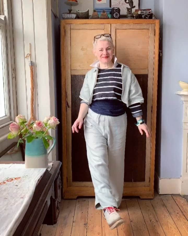 Tea and sittingのインスタグラム：「...this today just because it’s Spring and I always wanted to be a 1930’s MGM tap dancer! Tap for the tapping sounds 🔊👟🎶 ( btw, I made the trousers and jacket from Irish linen about 16 years ago, basing the jacket on my Granny’s spotty bolero from a couple of posts back...more deets in my Stories today ) #sustainablefashion #vintageclothes #upcycledfashion #fashionrevolution #sustainablestyle #responsiblestyle #consciousconsumer #5ftinfwearsthings」