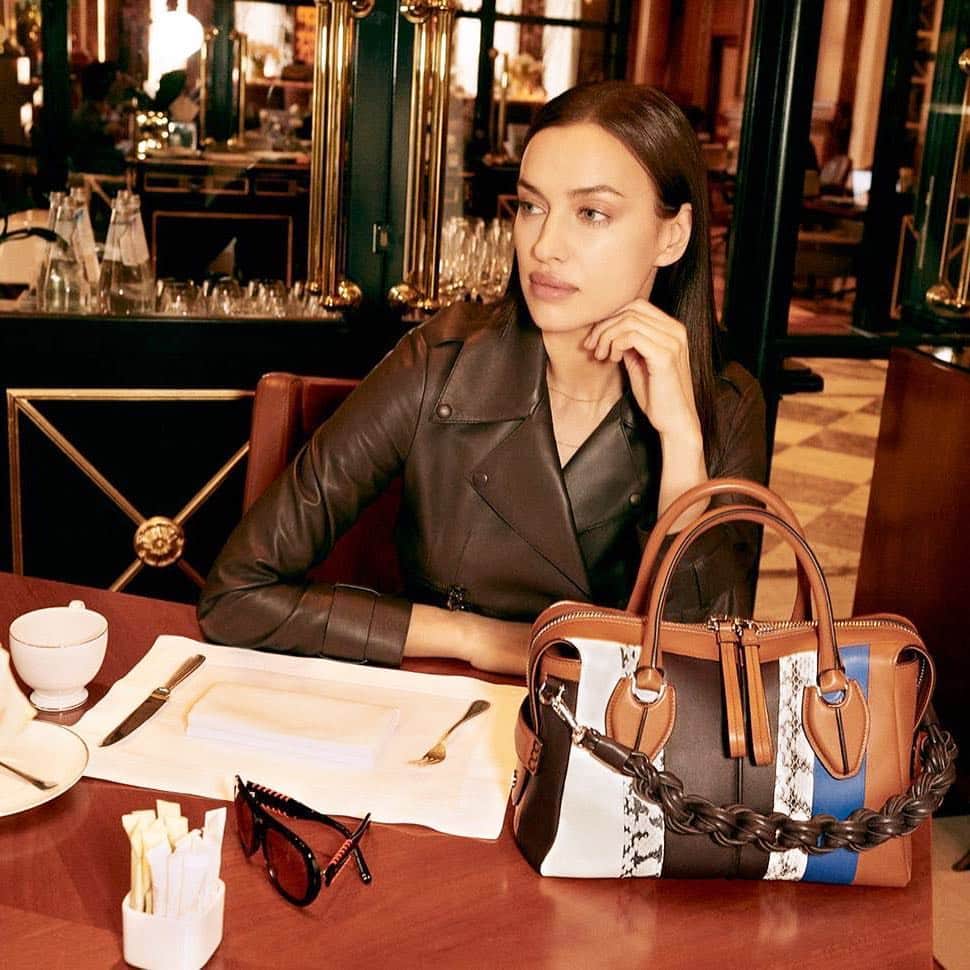 British Vogueさんのインスタグラム写真 - (British VogueInstagram)「“My life is in my bag,” says supermodel #IrinaShayk. “Sunglasses, a little candy – a splash of sugar to get you over the jet lag is the best way to fight it off!" As she unveils her latest design project with @Tods, @IrinaShayk tells #BritishVogue what she keeps inside her Iconic D bag, via the link in bio.」3月21日 19時37分 - britishvogue