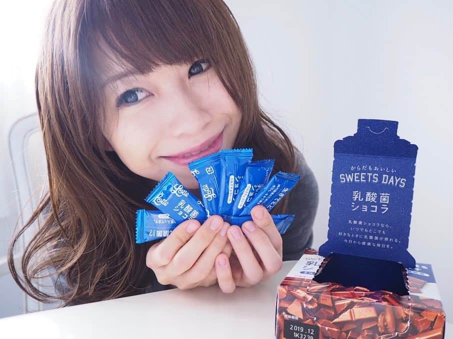 こままりえさんのインスタグラム写真 - (こままりえInstagram)「✴︎ SWEETS DAYS🍫✨ . 株式会社ロッテ様のセミナーに参加して 乳酸菌ショコラの話をききました☺️ . #乳酸菌ショコラ は 乳酸菌T001が生きて届き 腸内環境を改善するチョコレート🍫💫✨ 京都の伝統的なお漬物 すぐき漬から発見された植物由来の 乳酸菌が含まれているそう👏 . たしかに #腸内環境改善 って 気になるワードだけど 今まで具体的にどうすればいいかって 分かってなかったかも💡 . 実際にセミナー後 一週間ほど食べ続けてみたんだけど なめらかな食感でミルク感も味わえて とっても美味しい〜😍😍 ちなみに1日7枚ほどが推奨とのこと💡 これなら手軽に続けられるし 毎日の健康サポートにいい感じ💗 . 持ち運びにも便利な小包装だから 打ち合わせの休憩時間とか 小腹が空いた時にも良いと思いました😉 . #PR #乳酸菌ショコラ #fincアンバサダー #腸内環境改善 #lotte #ロッテ #チョコレート #乳酸菌 #植物由来 #機能性表示食品 #健康サポート #チョコ #チョコ好き #チョコレート好き #京都 #漬け物 #すぐき漬け #お菓子 #お菓子好き #健康志向」3月21日 19時41分 - komamarie