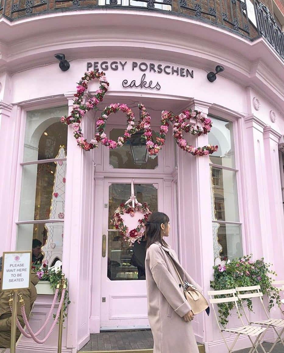 Stayway女子さんのインスタグラム写真 - (Stayway女子Instagram)「【イギリス🎂ペギーポーション・カップケーキ】 . 📷：Thanks to @cq_riko_t . カフェ巡りや旅行の写真がとっても可愛い @cq_riko_tさんのギャラリー！📷✨ ピンク色の外装が可愛いです❣️ ——————————————————— 📍スポット情報 ペギーポーション・カップケーキは、カップケーキやマカロンが乗ったケーキなどが人気のロンドンのお店。 ピンク色で統一されたインテリアがインスタ映えスポットとしても人気です！ ——————————————————— ✏️本人コメント PEGGY PORSCHEN CAKES ﻿💗 ﻿. マフィン美味しかったな〜ଓ  店内も素敵だから可愛いお店が好きな方はぜひ ——————————————————— 素敵な女子旅をされている方をご紹介させていただきます！✨ 写真は全てご本人に【掲載許諾】を頂いています #Stayway女子旅 というハッシュタグをつけて是非投稿してください♪ Instagram・Twitter・Stayway mediaにてご紹介させていただきます！ ——————————————————— 【Staywayとは？】 Staywayはホテルやゲストハウスなどの宿泊施設はもちろん、世界中のコテージ・ヴィラ・一軒まるごとレンタルに古民家なども検索できるサイト 価格・ロケーションなど幅広いニーズに答え、利用者にあった宿泊先を素早く見つけることが可能👍✨ 素敵な旅には素敵な宿泊施設を🌃 Staywayで探してみませんか？✈️ ——————————————————— #Stayway女子旅 #Stayway_UK #Stayway_British #PEGGYPORSCHENCAKES #ペギーポーションカップケーキ #ペギーポーション #イギリス ＃ロンドン　＃ロンドン女子旅 #travel #trip #instatravel #旅 #旅行 #travelgram#mytravelgram #instatravel #instagenic#photogenic #ダレカニミセタイケシキ #写真好きな人と繋がりたい #カメラ好きな人と繋がりたい #フォトジェニック」3月21日 19時41分 - stayway_girls