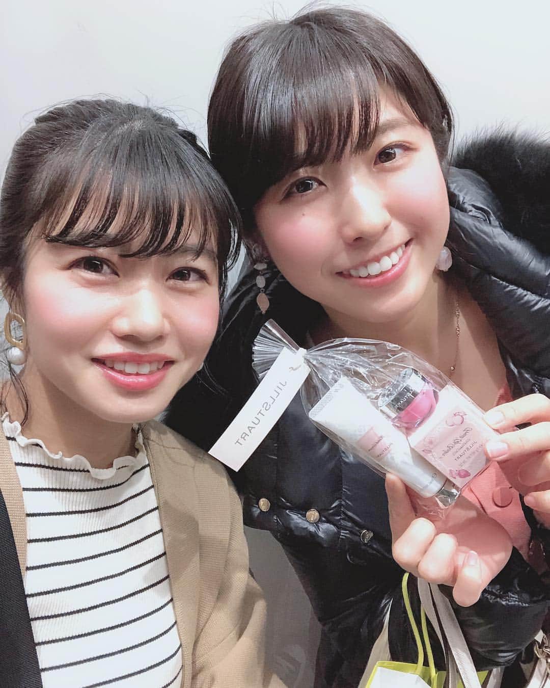 のインスタグラム：「あゆみとご飯行ったときの‪⸜(*ˊᵕˋ* )⸝‬ もう2週間前..,！？ときの流れが早すぎてびっくりしている😂🌸 あっという間に4月になりそうだね (*•̀ᴗ•́*)و ̑̑ * * 久しぶりに久しぶりに明日はおやすみだーー!!😍😍 * *  #ごはん#なかよし  #jillstuart #cosmetics #dinner」