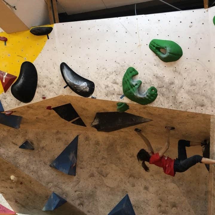ホン・イン・リーのインスタグラム：「腳的卡卡功，還好穿長褲😂  #bouldering #taiwanclimbing」