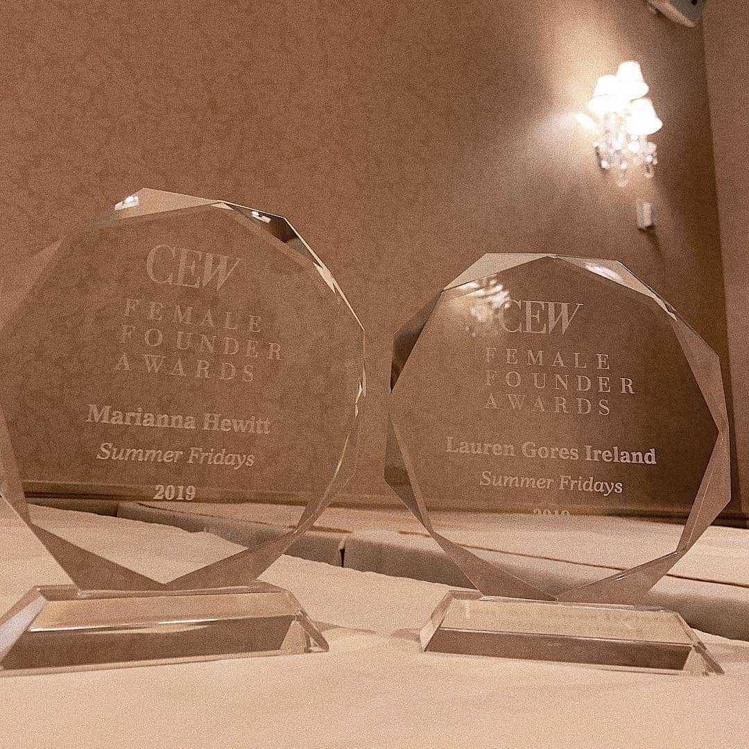 Marianna Hewittさんのインスタグラム写真 - (Marianna HewittInstagram)「Such an honor to receive a Female Founders Award from @cewinsider amongst brands and founders we admire so much. As a new and baby brand, moments like these are so special to be recognized for the work that @laurengores and I do with @summerfridays ✨ “we hope that by sharing our journey we inspire other women to be the CEO of that thing they love to do - that thing they obsess about.  It’s ok to dream about face masks and makeup - because we are dreamers, and look where it brought us” Thank you @cewinsider ❤️」3月21日 19時45分 - marianna_hewitt
