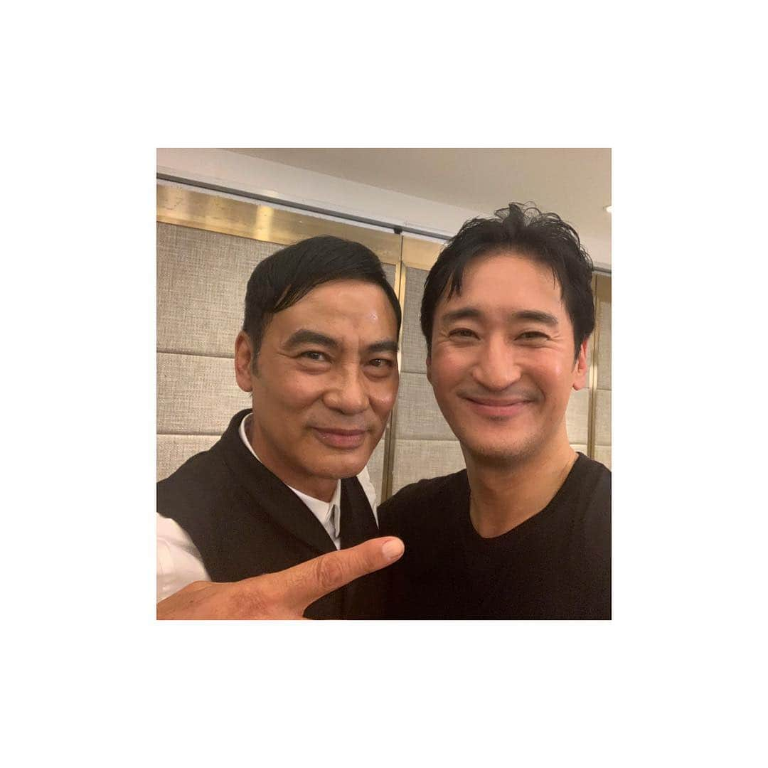 シン・ヒョンジュンさんのインスタグラム写真 - (シン・ヒョンジュンInstagram)「동생 부탁에  한걸음에 와주신 임달화 형님 비타크루 동생들에게  꾸밈없는 진솔한 이야기 , 마음이 느껴지는 친절하고 따뜻한 배품에 또 한번 감동했습니다 감사합니다 형님  또 뵙겠습니다 💙 . #한국을사랑하는배우 #인성갑부 #신사중에신사 #임달화 형님 #任達華 #SimonYam . #비행기타고가요 #토요일 #저녁5시50분 #채널A #에어서울 #롯데jtb」3月21日 19時46分 - _shinhyunjoon_