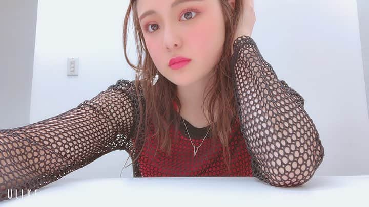 のインスタグラム：「むふふ👯‍♀️🌟 #四宮吏桜 #ONESCENE #girlsunit #japan #japanesegirl  #girl #fukuoka  #artist  #singer  #いいね  #fashion  #black #red  #hair  #hairstyle  #ashhair  #makeup  #make  #pinkmakeup」