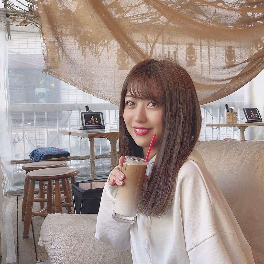 篠崎彩奈さんのインスタグラム写真 - (篠崎彩奈Instagram)「_ 渋谷のカフェ☕️ ソファ席でくつろげるし 雰囲気よすぎた🥺 . . 夜になると店内の照明がとても綺麗なので、今度は夜行きたいな〜 #cafe #cafe巡り #渋谷カフェ  #andpeople」3月21日 19時56分 - ayana.s_official