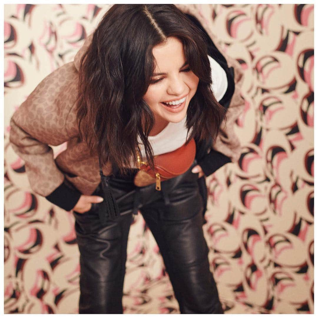 コーチさんのインスタグラム写真 - (コーチInstagram)「That smile. Our Signature. Your way. How do you C yourself? #SelenaGomez #CoachNY」3月21日 19時56分 - coach