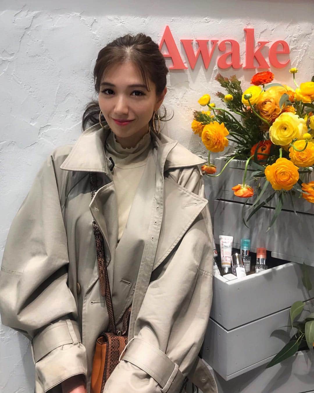 のインスタグラム：「本日、Awakeブランド初となる直営店が東急プラザ表参道原宿の3Fにオープンしました♡ アウェイクを作る自然由来の植物や穀物に囲まれたディスプレイがとっても可愛く、香りや色からも元気をもらいます♡ パッケージも成分や効果によって一つ一つデザインが違い説明してもらってへー！なるほどー！なんていう一見分からないようなこだわりもwまた注目してみてみると面白くて可愛いんです♡ ・ #Awake #cosmetics #love #happy #life #instagood #アウェイク」