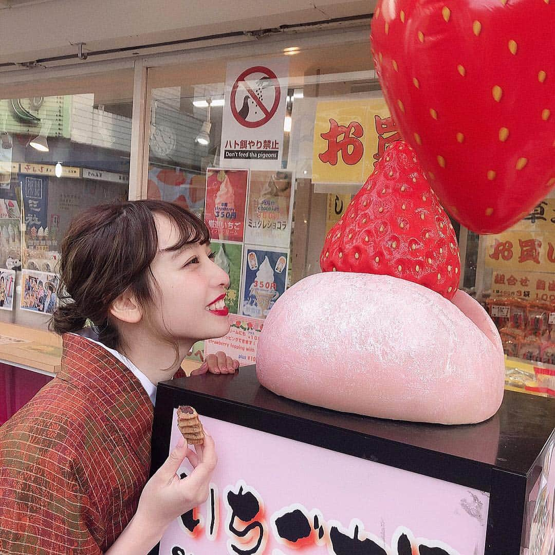 よねいはるかさんのインスタグラム写真 - (よねいはるかInstagram)「イチゴもお餅も餡子もだいすき🍓🍓 2枚目に持ってるのは人形焼。笑」3月21日 19時50分 - rabbit____2