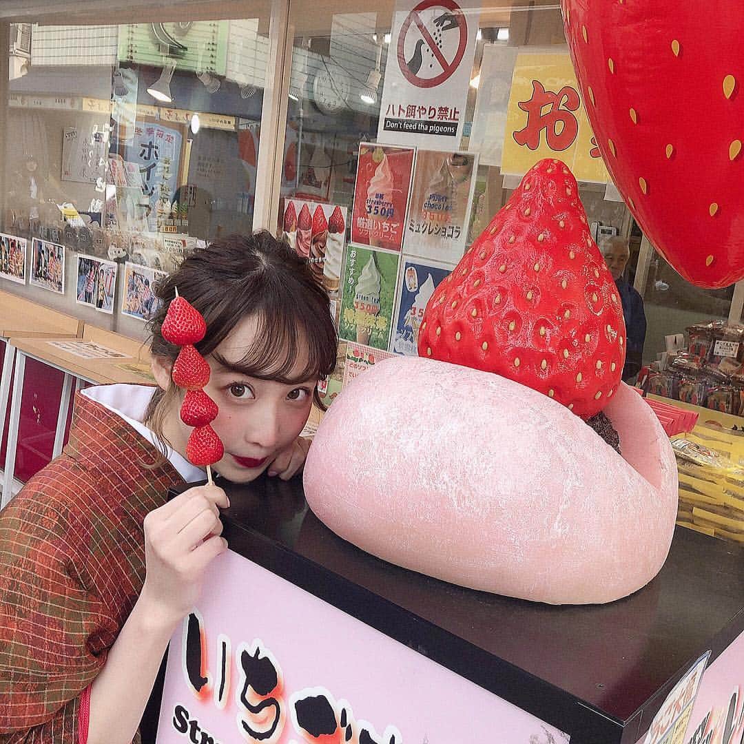 のインスタグラム：「イチゴもお餅も餡子もだいすき🍓🍓 2枚目に持ってるのは人形焼。笑」