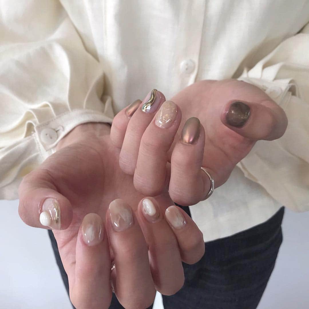 Mie Kawanoのインスタグラム：「new nail𓃈 @otto.ayu ちゃんいつもありがとう♡ みちかさんの真似して買ったブラウス♪ _________________________________________________ #nail #newnail #blog更新しました #pressblog #coordinate #code #mamacode #ジェルネイル #gelnails #nailstyle #nailfashion #instagood #instafashion #大分ネイル#cotaradnail」