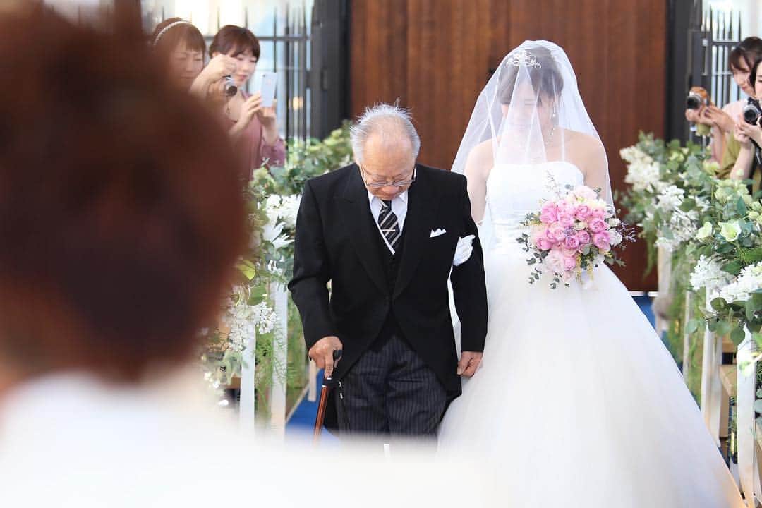 アンジェローブ 名古屋 結婚式場さんのインスタグラム写真 - (アンジェローブ 名古屋 結婚式場Instagram)「@weddingisland_angerobe をフォローして、 『 #アンジェローブ 』のタグで. お写真を投稿してくださいね＊*. . ——————————. . 大好きなおじいちゃんと 一緒に…💓 おじいさまもいろんな気持ちが こみ上げてきます。  新郎様に頼んだぞという 気持ちが伝わるお写真です✨ . ——————————. . -アンジェローブの公式HPをcheck＊* http://www.angerobe.co.jp/sp/ -ブライダルフェアの予約はコチラから♪ http://www.angerobe.co.jp/sp/fair/ . ——————————. . ぜひ『 #アンジェローブ 』のハッシュタグで. ウェディングの写真を投稿してくださいね＊*. ステキなお写真はこちらのアカウントでリグラムさせていただきます♪. . また『#アンジェローブ』のハッシュタグで投稿していただいた#アンジェ嫁 様は必ずフォローさせて頂きます💕  プレ花嫁さんも卒花嫁さんもずーっと繋がっていきましょう💕 .  #wedding #bridal #weddingdress #tuxedo #ウェディング #ブライダル #プレ花嫁 #かわいい #結婚式準備 #卒花 #東海プレ花嫁 #名古屋プレ花嫁 #リニューアルオープン #アンジェローブ  #名古屋結婚式場 #婚約 #プロポーズ #港区 #金城ふ頭 #結婚式演出 #バージンロード #大好きなおじいちゃんと」3月21日 20時02分 - weddingisland_angerobe