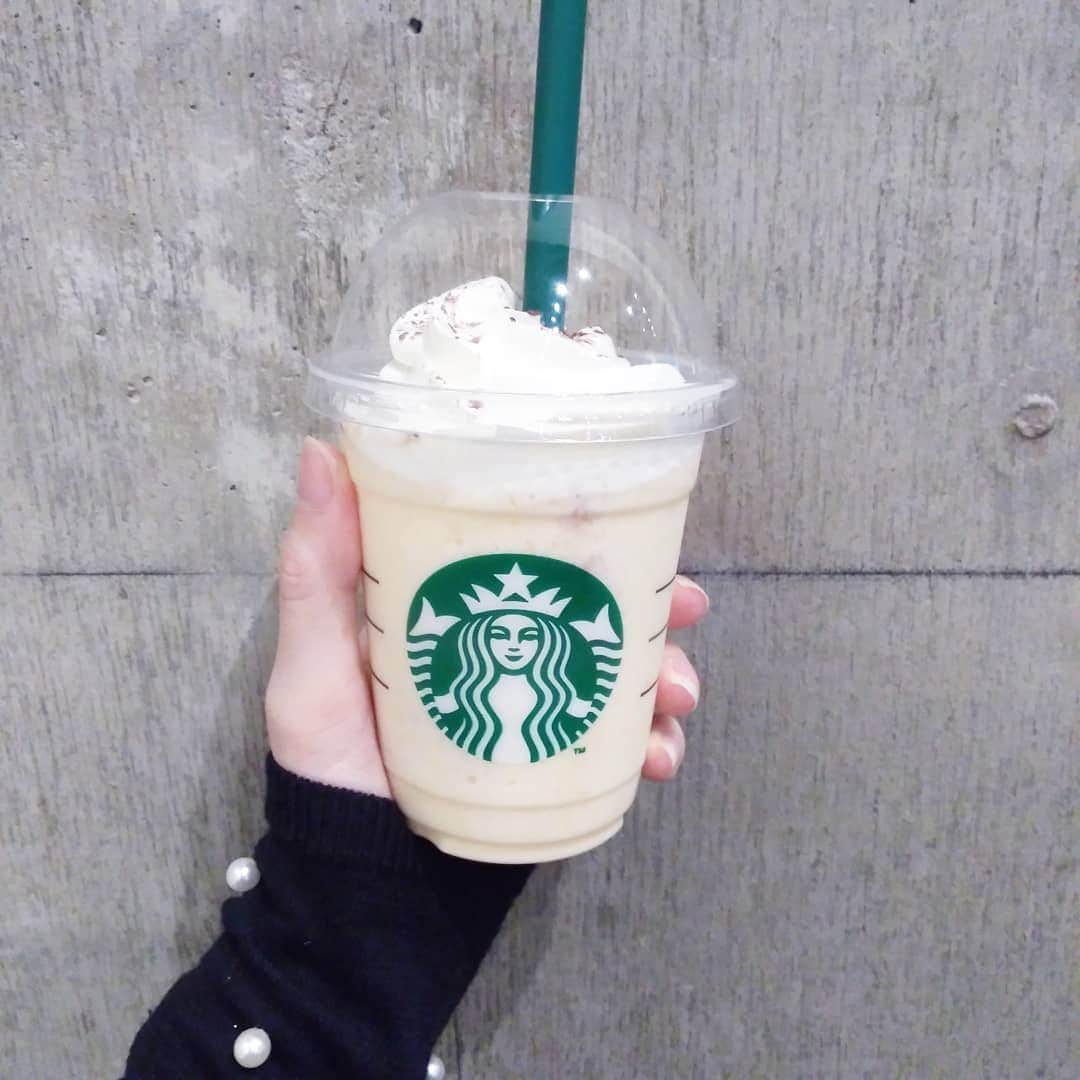 のインスタグラム：「今日は風がびゅうびゅうでしたがお天気よくていい休日でしたね♡♡♡ ・  ゆかしとティラミス♡♡♡ 甘かった...♡ 撮影で出会ってからもう8年？とか経っていてびっくりする...!! ・  一緒に少女時代のライブに行ってグッズを買ったり懐かしすぎる話をしてたのだけど... 完全な記憶喪失な部分もあって自分が心配です。笑笑 ・ ・ ・  #生クリーム抜き にする勇気なかった笑 #生クリーム好きなのに...涙 #生クリーム恐怖症← #スタバ #ティラミスフラペチーノ  #カフェ巡り  #starbucks  #tiramisu  #cafe」
