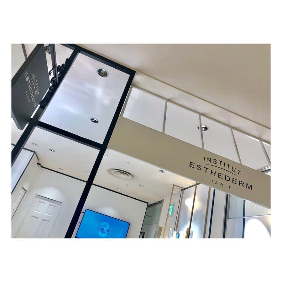 後藤理沙子さんのインスタグラム写真 - (後藤理沙子Instagram)「松坂屋名古屋店南館2Fに新しくできたフロア「KiKiYOCOCHO」の【ESTHEDERM】へ❤ メイクアップアーティストの立石哲也さんのメイクショー見てきました！ 肌細胞研究に特化したブランドで、幅広いお肌の悩みを解決してくれる商品がたくさんあって私も狙ってる商品たくさん、、😈♡夢のような空間だったな〜！ * #kikiyococho  #ESTHEDERM #エステダム  #オスモクリーン #美容  #beauty  #名古屋 #栄 #lotion」3月21日 20時01分 - risako_goto