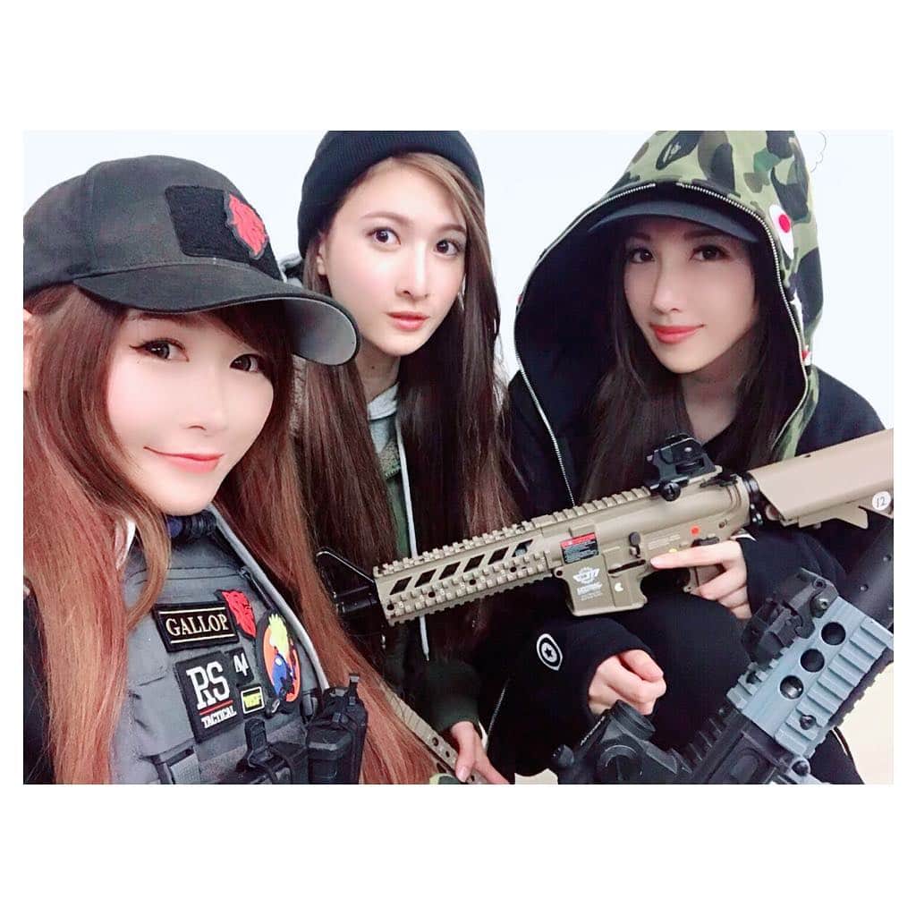のインスタグラム：「. . 風邪ひいてなかったら シューティングか、ツーリング行きたかったなあああ、、 とほほほ . . 💘TOKYO AIRSOFT GIRLS💘  #TAT( TOKYO AIRSOFT TEAM ) . . . #タクカジ (タクティカル×カジュアル)コーデ #サバカジ (サバゲー×カジュアル)コーデ #taccasu (tactical× casual) . . いつメンのラブちゃん @milk.love.89  初めましてのラブちゃん妹💜 . . 美人姉妹の遺伝子すごい！笑 . . . . 💘Plate Carrier💘 LBX-4020 A2 Plate Carrier(Armatus II ) 💘パーカー💘 ライジングサンタクティカル . . 🖤使用BB弾🖤 . sponsord @bbgallop . . 🖤loadout 🖤 . . sponsord @risingsuntactical . . . 💜ぴっちょりーなの装備💜@risingsuntactical . . @lbx.tactical  @lbx.milsim  @lbtinc .  @lbtinc  @lbx.milsim  @lbx.tactical  @eg_usa  @smokegrenades  @eg_airsoft  @always_outnumbered_llc  @1legion_superfly  @knotgood.co  @americanmilsim  @tactical_hostyle @whoshotfirstllc .. . 🖤🖤🖤🖤PICCIOLINA☆SCHEDULE🖤🖤🖤🖤🖤 . . . . . .🔫モデル出演🔫 ★イベント★ military &サバゲー用品即売会 ビクトリーショー @risingsuntactical & @bbgallop ブース 3月31日(日) @浅草 (東京都立産業貿易センター) . . 🔫ゲスト出演🔫サバイバルゲームイベント ★イベント★コンバットマガジン取材 4月7日(日) @ FRONT LINE BATTLE FIELD 熊本 . . 🔫ゲスト出演🔫 サバイバルゲームイベント ★イベント★ギャロップ祭 4月21日(日) @survivalgamefield_queen 千葉県 . . 🛵ゲスト出演🛵 ★イベント★ 9月15(日)@福島 comingsoon . . . . . 🖤🖤🖤🖤🖤🖤🖤🖤🖤🖤🖤🖤🖤🖤🖤🖤🖤 🖤 .#ares  #airsofter#airsofters#airsoftgun#airsoftguns#ぴっちょりーな #piccholina #airguns#airgun#airsofterphoto#airsofting#airsoftwar#airsoftworld#airsoftjapan#airsoftgirl#girlswithguns#doairsoft#airsoft#サバゲー#サバゲー女子#銃#ミリタリー#military」