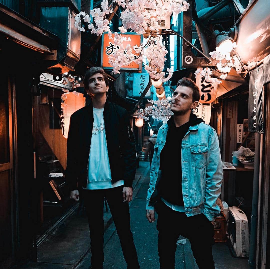 Spinnin' Recordsさんのインスタグラム写真 - (Spinnin' RecordsInstagram)「Hey guys, we’re @ravenkreyn and we’re super excited about our new track ‘Stronger’, which is out now! Let us know what you think of the track in the comments and make sure to check out the Instagram Stories where we will share some exclusive studio tips! We’re getting STRONGER. #spinninspotlight #ravenkreyn #breathecarolina #stronger #outnow #spinninrecords」3月21日 20時02分 - spinninrecords