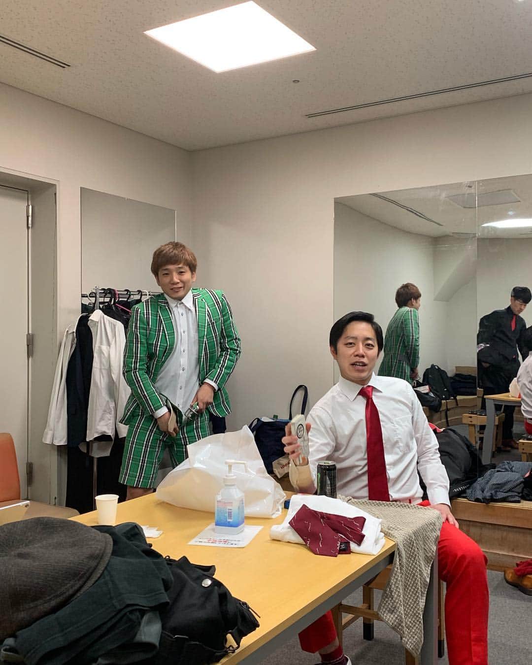 池田真一のインスタグラム：「本日の極ライブをもちましてキャタピラーズが楽屋デビューしました！ またキャタピラーズ見かけたら声かけてあげてください！」