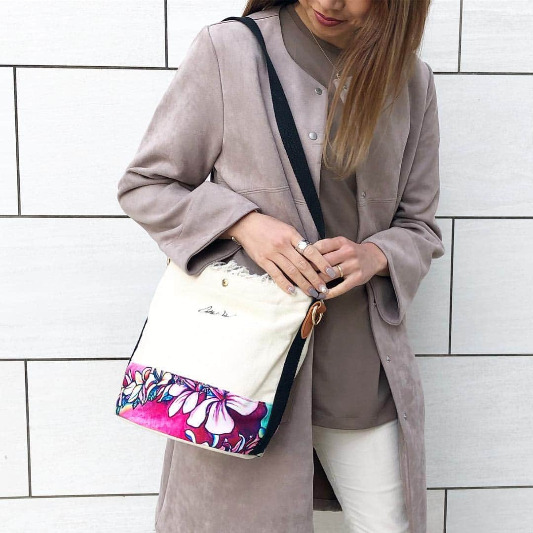 のインスタグラム：「🌺 #楽天 サイトにて #お買い物マラソン セールSTARTしております😍💕 ・ 大人気の2wayミニショルダーが待望の再入荷&🆕デザインが先行予約開始中！ ・ 今予約するとポイントも10倍でクーポンも使えてお得です😊✨ ・ ・ ぜひお見逃しなく💓 @laleia_official  @colleenwilcoxgallery_jp  #colleen#colleenwilcox#art#hawaii#aloha#surf#beach#fashion#laleia#ハワイ#フォトジェニック#インスタ映え#インスタ女子#アロハ#ビーチ#春#新作#海を感じる雑貨#ラレイア#ギフト#プレゼント#アート#ビーチガール#サーフスタイル#大人カジュアル#バッグ#ポシェット」