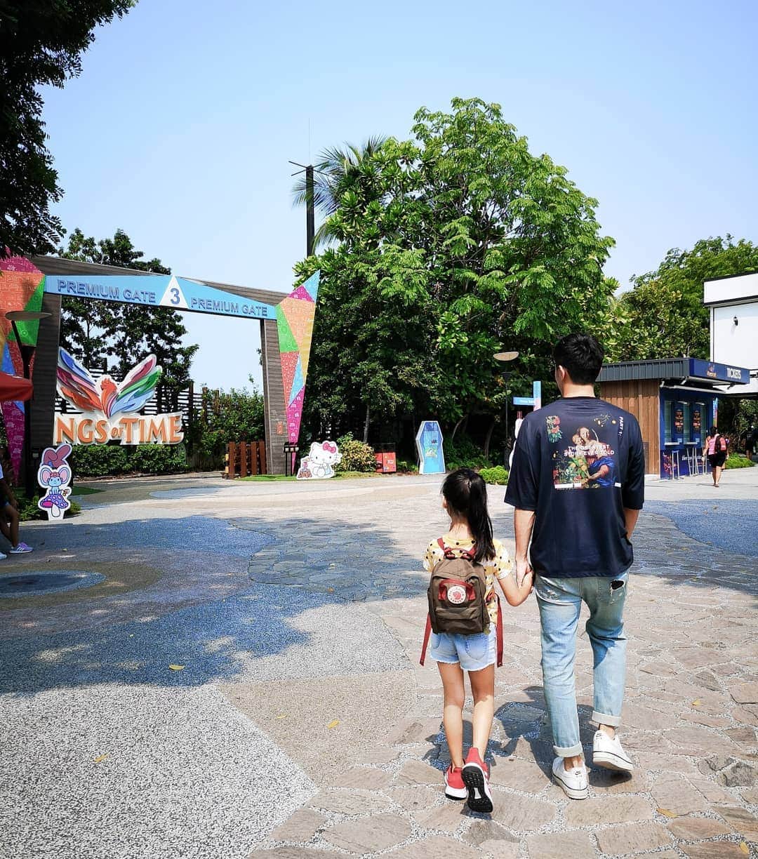 デスモンド・タンさんのインスタグラム写真 - (デスモンド・タンInstagram)「My little date, my little niece. 💙  Surprised this little monster by appearing at her place this morning and got her to change out from her student care uniform and took her straight to Sentosa for a full day of activities.  Quality bonding time. I believe today will be a day that she will remember for a long while. :) 今天给小侄女一个大惊喜。穿着校服的她原以为得去托儿所的，怎么知道(和我哥串通好的)我突然出现叫她换成出外衣，然后带她去圣陶沙又玩，又吃，又逛的。这个干爹今天应该赚了不少brownie points吧! 😂」3月21日 20時14分 - thedesmondtan