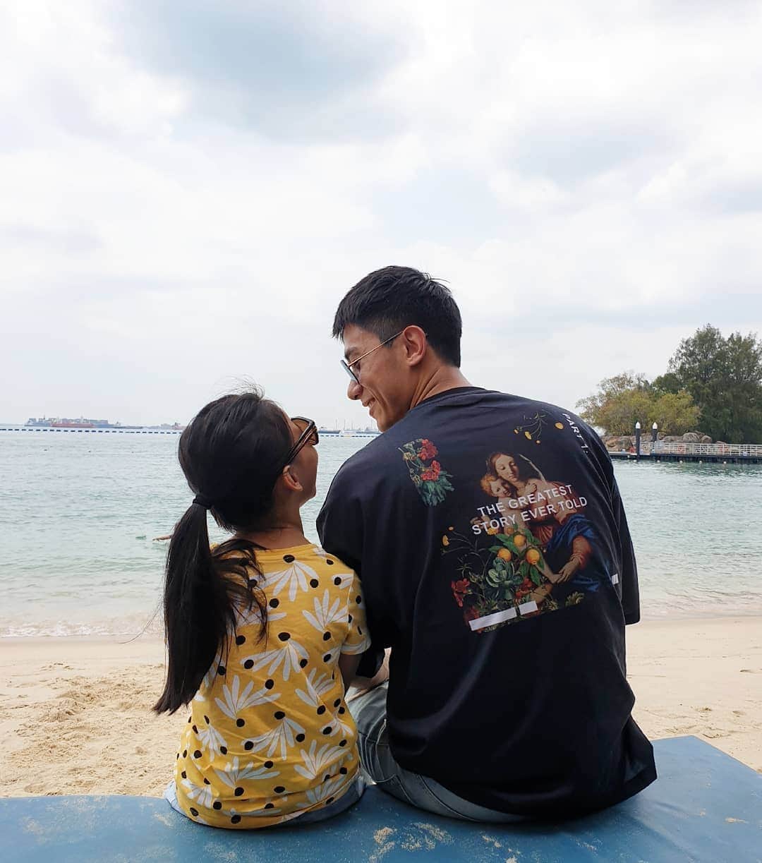 デスモンド・タンのインスタグラム：「My little date, my little niece. 💙  Surprised this little monster by appearing at her place this morning and got her to change out from her student care uniform and took her straight to Sentosa for a full day of activities.  Quality bonding time. I believe today will be a day that she will remember for a long while. :) 今天给小侄女一个大惊喜。穿着校服的她原以为得去托儿所的，怎么知道(和我哥串通好的)我突然出现叫她换成出外衣，然后带她去圣陶沙又玩，又吃，又逛的。这个干爹今天应该赚了不少brownie points吧! 😂」