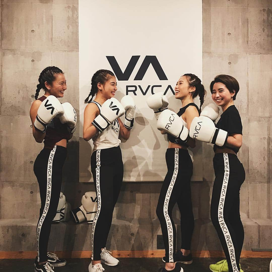 松本優さんのインスタグラム写真 - (松本優Instagram)「. RVCA WOMSN’S DAY with UNDEUX🏋🏽‍♀️ . @rvcajapan ×  @undeux55 . . 今日はヘア、アート、トレーニングと内面からも外見も美しく！女性らしく！強く！そんないろんなものに触れて感じたイベントでした🔥 . ボクシングってこんなにしんどいんやな〜って改めて感じたし、 絵を描くことってなかなかないからたまにはこうして息抜きすることもすごくリラックスになったし、自分が考えてることを見つめ直す機会にも！ あとはこの編み込み！かわいいすぎる！😳👏🏼 . そんな最高の1日でした💜 #rvca の新商品も可愛かった... 実はハワイでいっぱい買ったねんな、、早く夏になってほしいね🌈 . #training#code#like#good#fashion#code#workout#pic#photo#トレーニング#トレーニングウェア#ジム#パーソナルトレーニング#松本優」3月21日 20時08分 - matsumoto_yu