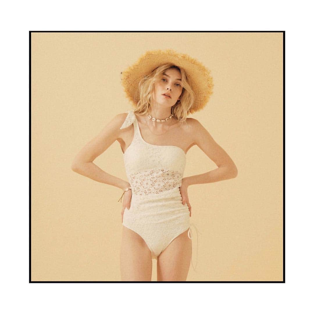 のインスタグラム：「いよいよSWIMWEAR第一弾が発売しました👙✨ 今年はさらに大人っぽく、SeaRoomlynnらしい水着が完成🐚お洋服ライクで水着に抵抗がある方も着やすいカットです。 . チェックしてみてね💛 . #searoomlynn#swimwear」