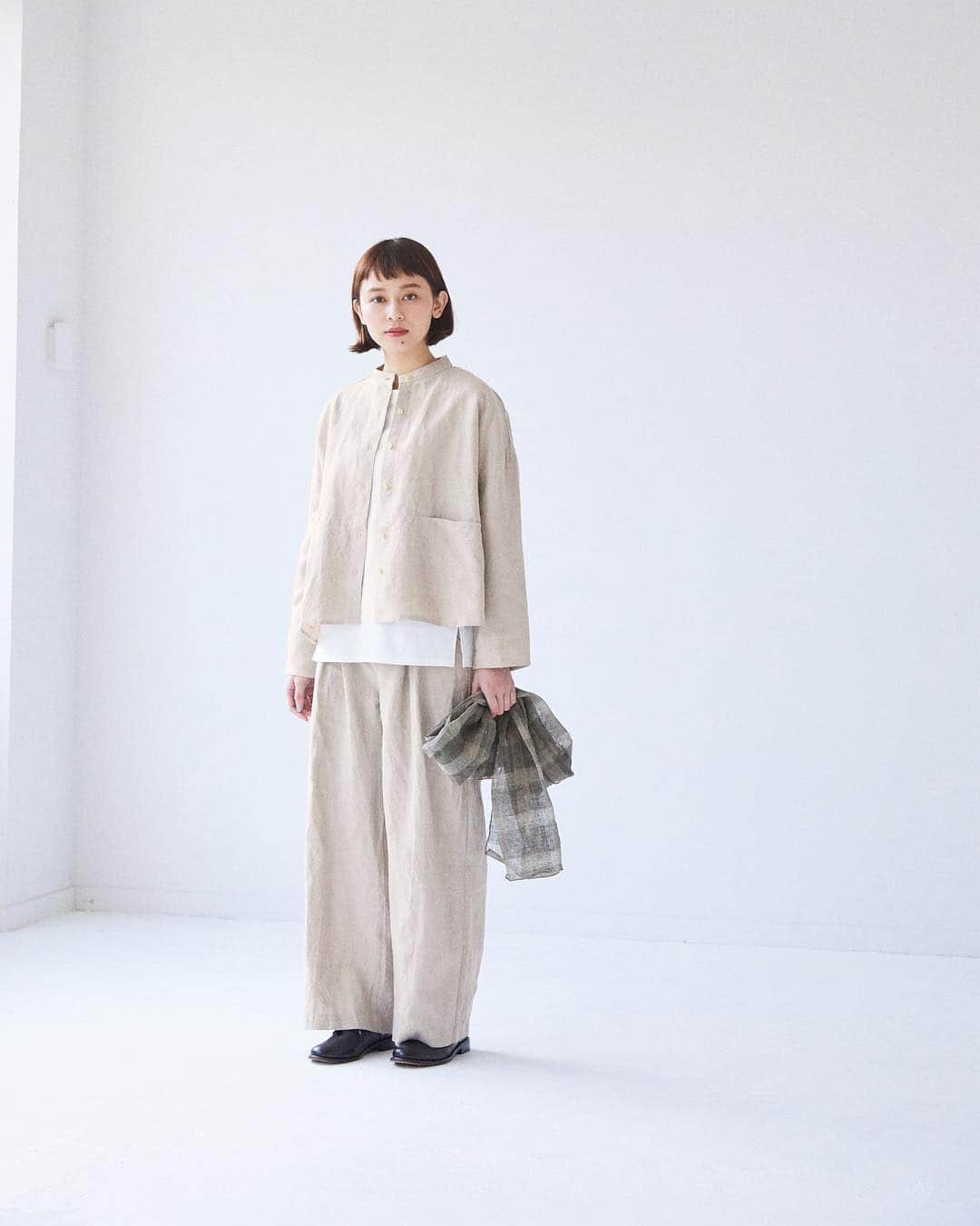 のインスタグラム：「【まだ間に合う、春のセレモニー服】祝福の気持ちが伝わる装い ﻿﻿ ﻿﻿ 今回は、「セレモニー＆フォーマル商品」人気ランキングの中から、最短出荷が可能な商品（土日祝日を除く最短1～2営業日にて発送可能な商品）をピックアップしてご紹介します。﻿﻿ ﻿﻿ 大切な人の、特別な日のために、ふさわしい装いをぜひ準備したいですね。﻿﻿ ﻿﻿ ﻿﻿ ナチュランでは現在、「セレモニー＆フォーマルフェア」を開催中です。﻿﻿ 対象商品を【送料無料】にてお届けいたします。﻿（2019年4月4日18時まで）﻿ ﻿ ﻿ ﻿ -----------﻿﻿﻿﻿ ■リネンオックスバンドカラーシャツジャケット［DCC-2A28-0920-B］﻿﻿ ■リネンオックスワイドパンツ［DCC-2A22-1086-A］﻿﻿ 大人のこだわりとセンスを感じさせるリネンオックスのセットアップスタイル。﻿﻿ 芸術鑑賞やコンサートなどおしゃれに見せたいお出かけや、ビジネスシーンなどにもおすすめです。バンドカラーのデザインがマニッシュな印象で、大人のハンサムなスタイルに。﻿﻿ ﻿﻿ ﻿﻿ -----------﻿﻿﻿﻿ ■Aライン衿付き2WAYワンピース［CNN-1A90-41-C］﻿﻿ 取り外し可能な衿がついた、アレンジ自在のオケージョンワンピース。﻿﻿ 衿を取るとシンプルなラウンドネックで、ネックレスなどのアクセサリーも映えます。﻿﻿ ほのかな光沢を感じさせる素材を使用することで、上品で優雅な雰囲気を演出。﻿﻿ 着る人の体型を選ばないゆったりとしたサイズ感で、年代問わず長く愛用できます。﻿﻿ ﻿﻿ ﻿﻿ -----------﻿﻿﻿﻿ ■リネンオックス切り替えワンピース［DCC-2A16-0244-A］﻿﻿ 薄手で程よいハリ感のある上質なリネンオックス素材で仕立てられたワンピースです。﻿﻿ ネックから裾まで入った縦の切り替えラインがスッキリした印象をより一層引き立てます。﻿﻿ Aラインのシルエットは動くたびにドレープ感が出て、大人の女性らしい雰囲気を演出。﻿﻿ ﻿﻿ ﻿﻿ -----------﻿﻿﻿﻿ ■グレンチェック絞りギャザーワンピース［CNN-2A24-1556-A］﻿﻿ 無地にみえるくらい繊細なグレンチェック模様が上品な一枚。﻿﻿ 左ウエストに絞り加減が調整できるギャザーあるアシンメトリーデザインも印象的です。﻿﻿ 大人のデコルテを美しくみせてくれるネックラインには、ベーシックなパールネックレスを合わせて、洗練された華やかさを添えました。﻿﻿ ﻿﻿ ﻿﻿ ﻿﻿ ------------------------------﻿﻿﻿﻿ ▶️お買いものは写真内のタグをタップしてくださいね。またはプロフィールからもナチュランへリンクしています。→@natulan_official﻿﻿﻿﻿ ﻿﻿ ▶️写真内のタグは、販売中でも消えている場合がございます。ぜひ、ナチュランの検索窓から、商品コード又は商品名を、検索してみてくださいね。﻿﻿﻿﻿ ﻿﻿ ▶️プロフィール画面では、季節のおすすめ商品や、再入荷情報をご紹介しています。ぜひ、ご覧くださいませ。→@natulan_official﻿﻿﻿﻿ ﻿﻿﻿﻿ -----------﻿﻿﻿﻿ #今日のコーデ #コーディネート #ファッション #ナチュラル #ナチュラン #natulan #日々の暮らし #暮らしを楽しむ #シンプルライフ #シンプルコーデ #暮らし #春コーデ #ママコーデ #大人コーデ #春 #春の装い #セレモニー #フォーマル #フォーマルウェア #フォーマルコーデ #オケージョン #入学式 #入園式 #暮らし　#祝福 #お祝い #慶事 #はれのひ #natulan_official #新生活 #新生活応援」