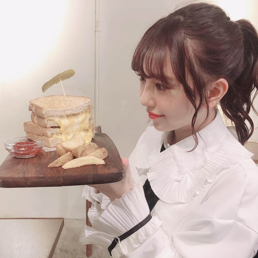 熊崎晴香さんのインスタグラム写真 - (熊崎晴香Instagram)「﻿ チーズサンド🧀﻿ ﻿ チーズがのびる〜😋😋 ﻿ ﻿ 幸せな時間✨✨﻿ ﻿  #instafood #instagood #food #delicious #instafashion #fashion #beep #codenate #tops #happy」3月21日 20時09分 - kumakuma9810