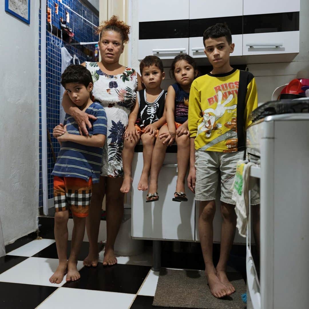ルモンドさんのインスタグラム写真 - (ルモンドInstagram)「Plus de 600 000 logements sont inoccupés à Sao Paulo et plus de 396 000 familles sont sans toit. L’immeuble abandonné dit « 9 de Julho », dans le centre de la ville, est une véritable favela verticale de 14 étages, sans ascenseur. Ici, une centaine de famille s’est aménagé une vie de bric et de broc, arrangeant au mieux les petits appartements, réparant au fil des ans les tuyauteries, installant l’eau, l’électricité, organisant des événements culturels. Aujourd’hui, ces habitants sont qualifiés de « terroristes » par le président, Jair Bolsonaro. - 1 : Angelica Nsoso et ses enfants Kissalu, Felipe et Jeouany dans leur appartement de l'occupation « 9 de Julho » à Sao Paulo. 2 : Carmen Silva, leader du Mouvement des travailleurs sans toit du centre (MSTC). 3 : Maria de Ajuda et ses enfants dans la cuisine de leur appartement. Son mari Franck a perdu son emploi de portier d’immeuble dans le centre de Sao Paulo il y a 2 mois. 4 : Un enfant congolais réfugié au Brésil, dans son salon dans l'immeuble « 9 de Julho ». 5 : Adailton Santos Oliveira, son épouse, son petit-fils et sa fille dans leur appartement « occupé » du quartier Bela Vista de Sao Paulo. - Photos : Ludovic Carème (@ludovic_careme) / Modd’s (@modds.photo) #PourLeMonde.  Exposition à la Friche la Belle de Mai (@frichelabelledemai )  à #Marseille à partir du 29 juin 2019 jusqu'à fin septembre. - #Bresil」3月21日 20時09分 - lemondefr