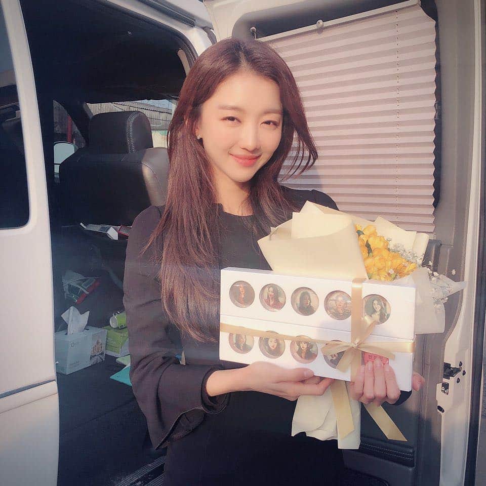 チャン・ヒジンのインスタグラム：「마지막이라니 흑흑 ..실감이 안난다 !! 다들 너무 수고하셨습니다 ~ #바벨 #최고팀 #잊지마요 #마지막까지 #홧팅 💋」