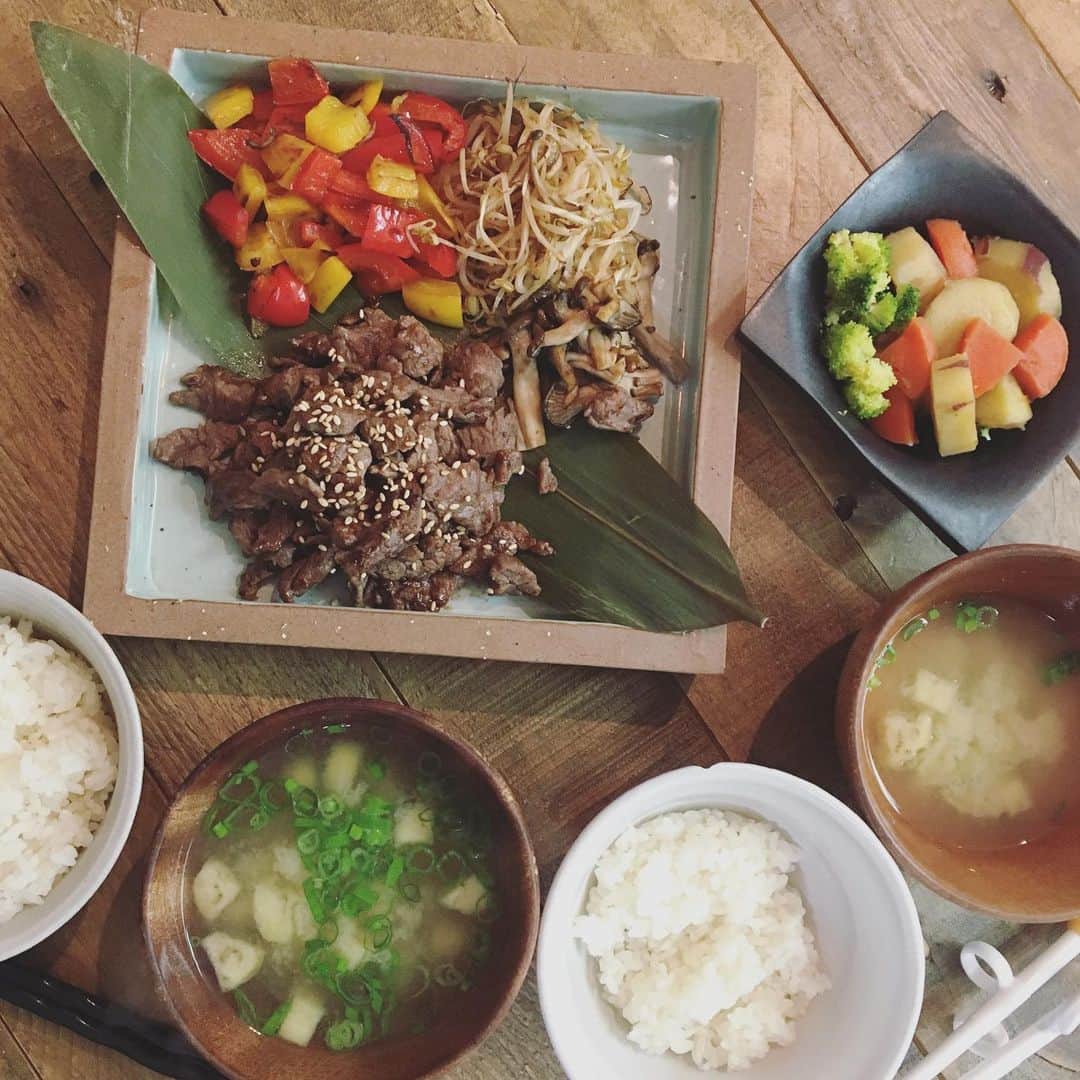 高木りなさんのインスタグラム写真 - (高木りなInstagram)「今夜の#かーちゃんと息子のふたりごはん  お肉と野菜を焼いただけの手抜き料理🙌🏻 牛肉は軽く塩麹で揉みました。 あとは、サツマイモと人参の出汁煮と、茄子のお味噌汁。 ごちそうさまでした🙏🏻✨ 오늘의 #엄마와아들식단 고기와 야채를 굽기만 한 초간단식단! 소고기는 시오코우지(소금누룩)으로 살짝 양념했어요 그리고 고구마와 당근 다시물조림, 가지 된장국. 오늘도 잘 먹었습니다😋 ... ... #RinasTable #RinasSpoon #리나스테이블 #집밥 #홈쿡 #요리스타그램 #일본가정식 #육아 #유아식 #유아식판식 #유아식단 #아들맘 #おうちごはん #晩ごはん #クッキングラム #ごはん #ごはん記録 #料理 #育児 #幼児食 #男の子ママ #一汁三菜 #homecooking #japanese #momlife」3月21日 20時15分 - rinasvoyage