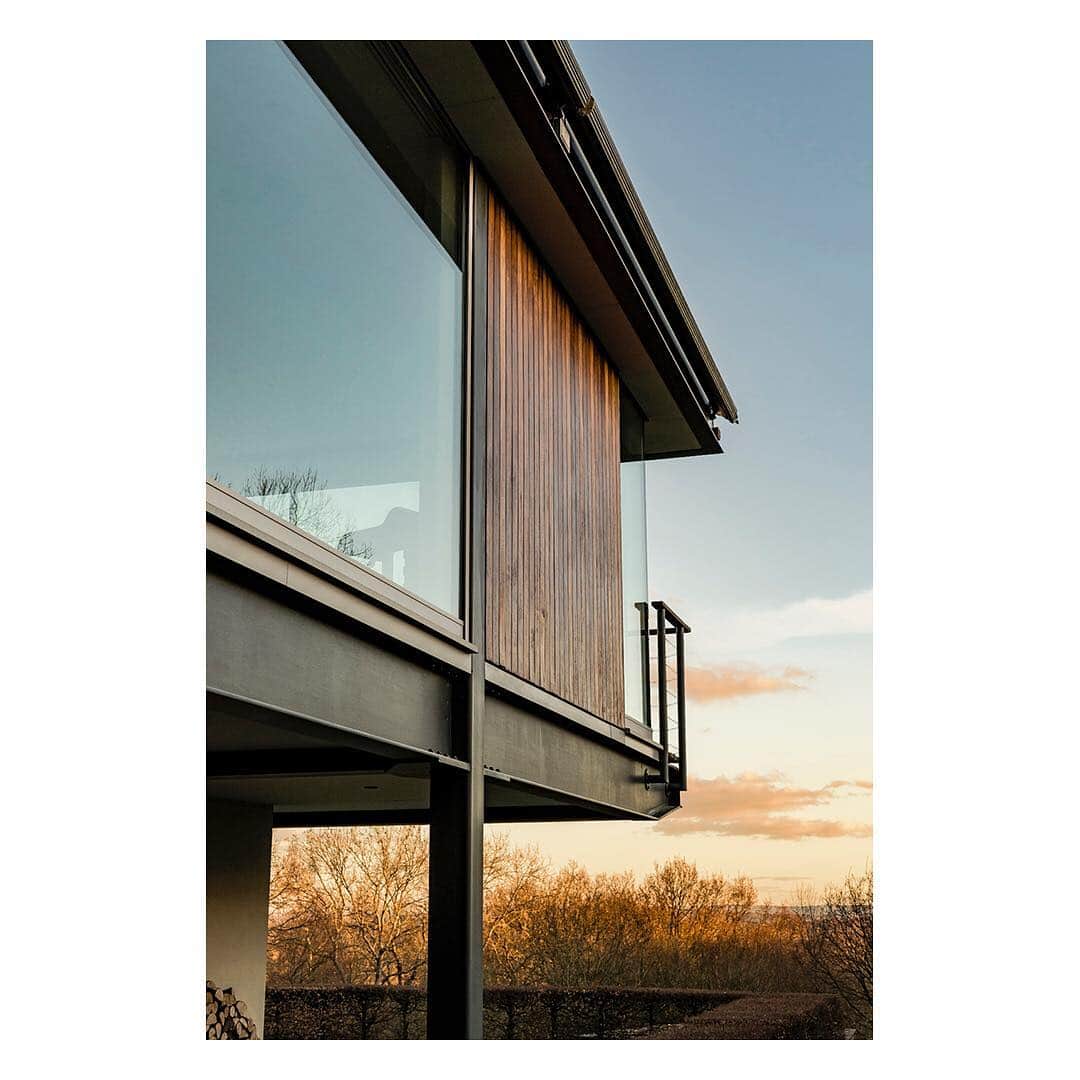 The Modern Houseさんのインスタグラム写真 - (The Modern HouseInstagram)「Fresh Pastures: our favourite contemporary country homes for sale. Let the daydreams of life outside the city begin. Link in bio.  #retreat #countryside #contemporaryarchitecture」3月21日 20時16分 - themodernhouse