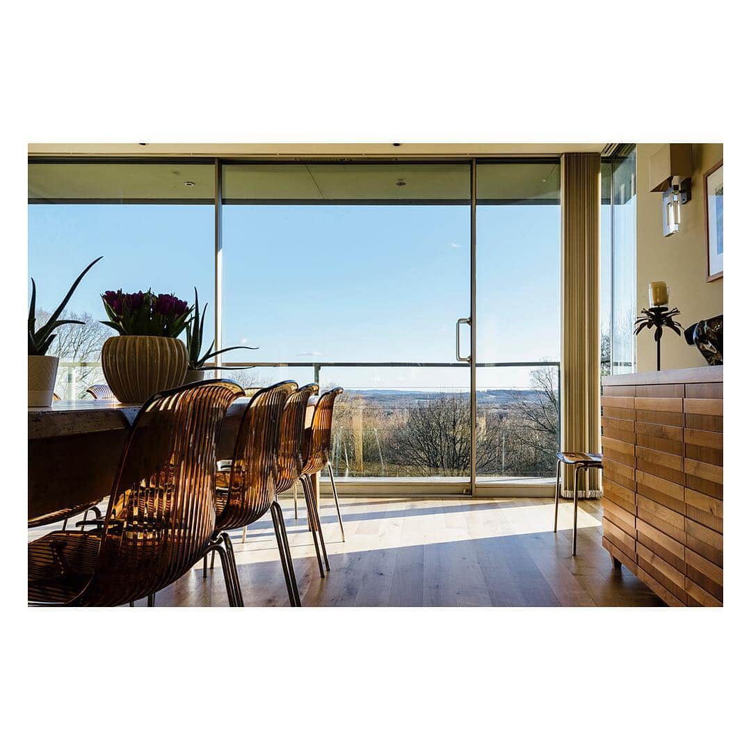 The Modern Houseさんのインスタグラム写真 - (The Modern HouseInstagram)「Fresh Pastures: our favourite contemporary country homes for sale. Let the daydreams of life outside the city begin. Link in bio.  #retreat #countryside #contemporaryarchitecture」3月21日 20時16分 - themodernhouse