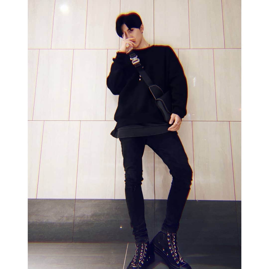 ダンソン・タンのインスタグラム：「新計畫 耐心 努力 繼續前進💣💣💣 #唐禹哲 #DT  #HOTHEART #SEVENDAYS  Thx @anniechengnike #Converse #undercover」