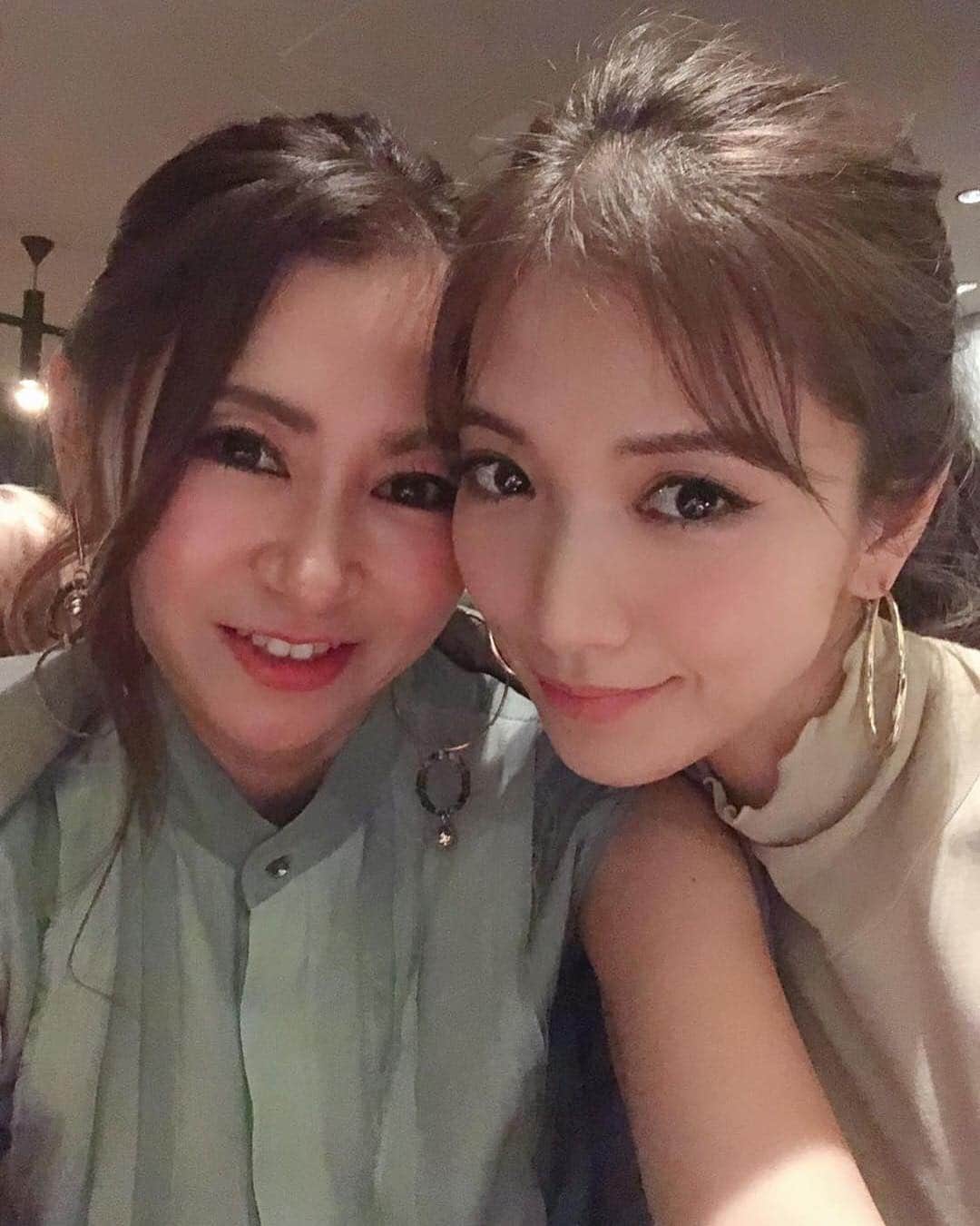 のインスタグラム：「昨日は 友達のイベントへ遊びに♥︎ あまり長居できなかったけど楽しかったな♫ 夜遊びもなかなかしなくなったのでたまには朝までなーんにも考えず遊びに行ったりしたいなぁなんて😋 二児の母とラインやりとりしながら 私も遊びたーい！って🙈😂 ママになるとなかなか出れなくなっちゃうしね🤱 久々まーちゃん楽しかったね♡ ・ #love #friend #happy #life #instagood」