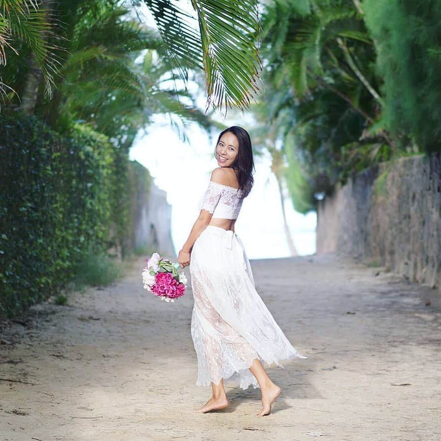 鮎河ナオミさんのインスタグラム写真 - (鮎河ナオミInstagram)「Bare feet & salty hair🌊💍💙 @allies___ . . . . . #photoshoot #wedding #weddingdress #beachwedding #gopro #dronephotography #lanikai #kailua #hawaii #ラニカイビーチ #ウェディングドレス #撮影 #ハワイ #海外挙式」3月21日 20時17分 - naomiayukawa