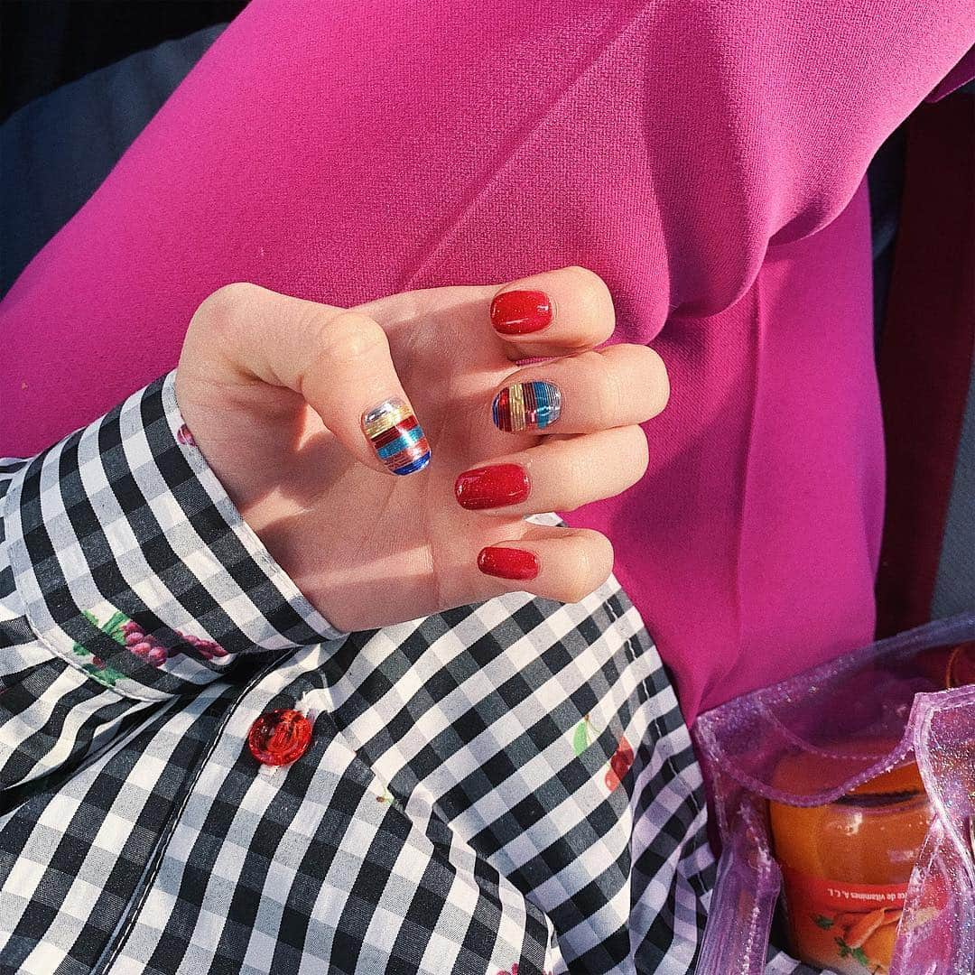 瀬戸あゆみさんのインスタグラム写真 - (瀬戸あゆみInstagram)「New nail by @chiekonakayama 🌈 キラキラテープを何度も重ねてレインボーを作ってもらいました！ 最高かわいい。。。 やっぱりネイルすると気分が上がります🥰 #なかやまちえこ #nail」3月21日 20時18分 - setoayumi