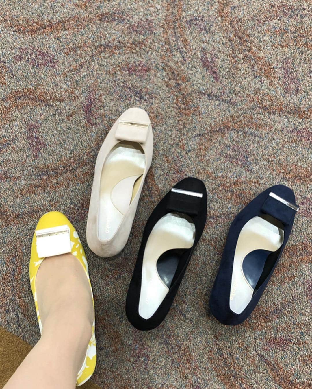 土屋香織さんのインスタグラム写真 - (土屋香織Instagram)「𓆸. velikoko by OIOI . 私はなかなか 足に合う靴に出会えないのが悩み。 痛いの我慢して我慢して ようやく足に馴染んだ靴を履くので ついそればかり履いてしまいます。 . 丸井さんからのご招待で マルイのオリジナルシューズブランド ラクチンきれいシューズ velikoko（ヴェリココ）体験会へ。 . ヴェリココは 19.5～27.0㎝のサイズ展開で たくさんのお客さんと一緒につくった靴で 足悩み別にカスタマイズできるんです。 . 私も足型測定をしてもらい 履き心地に合わせて ソールの下にさらに細かいパーツを 加えていただいたりしました。 . マルイにこの機械があって シューズの専門スタッフの方が カスタマイズしてくださるそう。 足に合う靴がない！とお悩みの方は ぜひマルイで計測してみてください。 アプリで細かい計測結果が いつでもみれるので 靴選びの参考になります◡̈ . . . #ラクチンきれいシューズ #ヴェリココ #velikoko #ラクチンきれいな靴が好き #ラクチンきれいの輪 #ラクチンきれいアンバサダー #PR . . . #オフィスコーデ #きれいめコーデ #きれいめカジュアル #休日コーデ #いつコ #コーディネート#大人コーデ #おしゃれさんと繋がりたい #coordinate #コーデ」3月21日 20時18分 - kaorintsuchiya