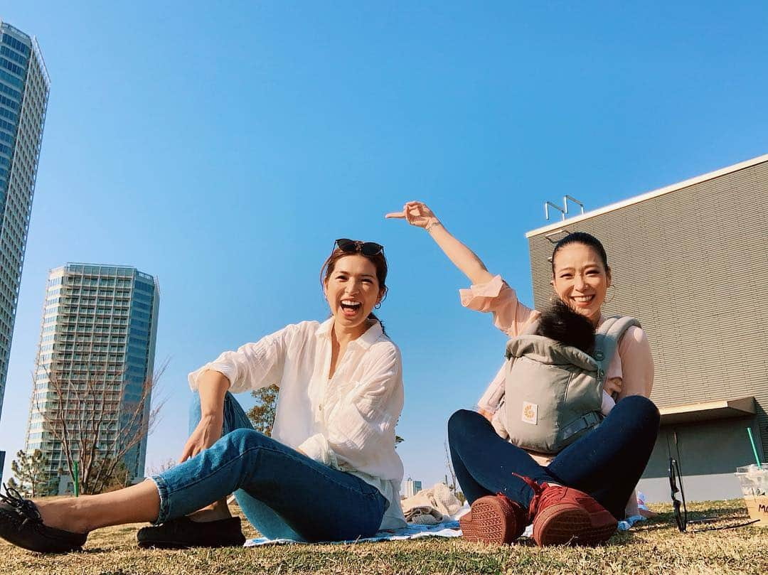 来夏さんのインスタグラム写真 - (来夏Instagram)「#peaceful 🦋 太陽と春風あびて 子供たちが遊んでて 隣には もうひとり増えて なんて幸せなんだぁあー！🥰 という時間だった☺️ 月日が経つのははやいもので.. いつもいろんな節目にいてくれて 感謝😘 #bff #chill #spring  #happy #love #calm」3月21日 20時19分 - rairairaika