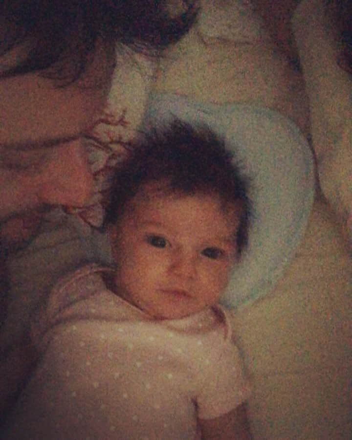 ギョズデ・ソンスルマのインスタグラム：「Çok AŞK babacım💙🧿💙 #gozdealemavi 👨‍👩‍👧」