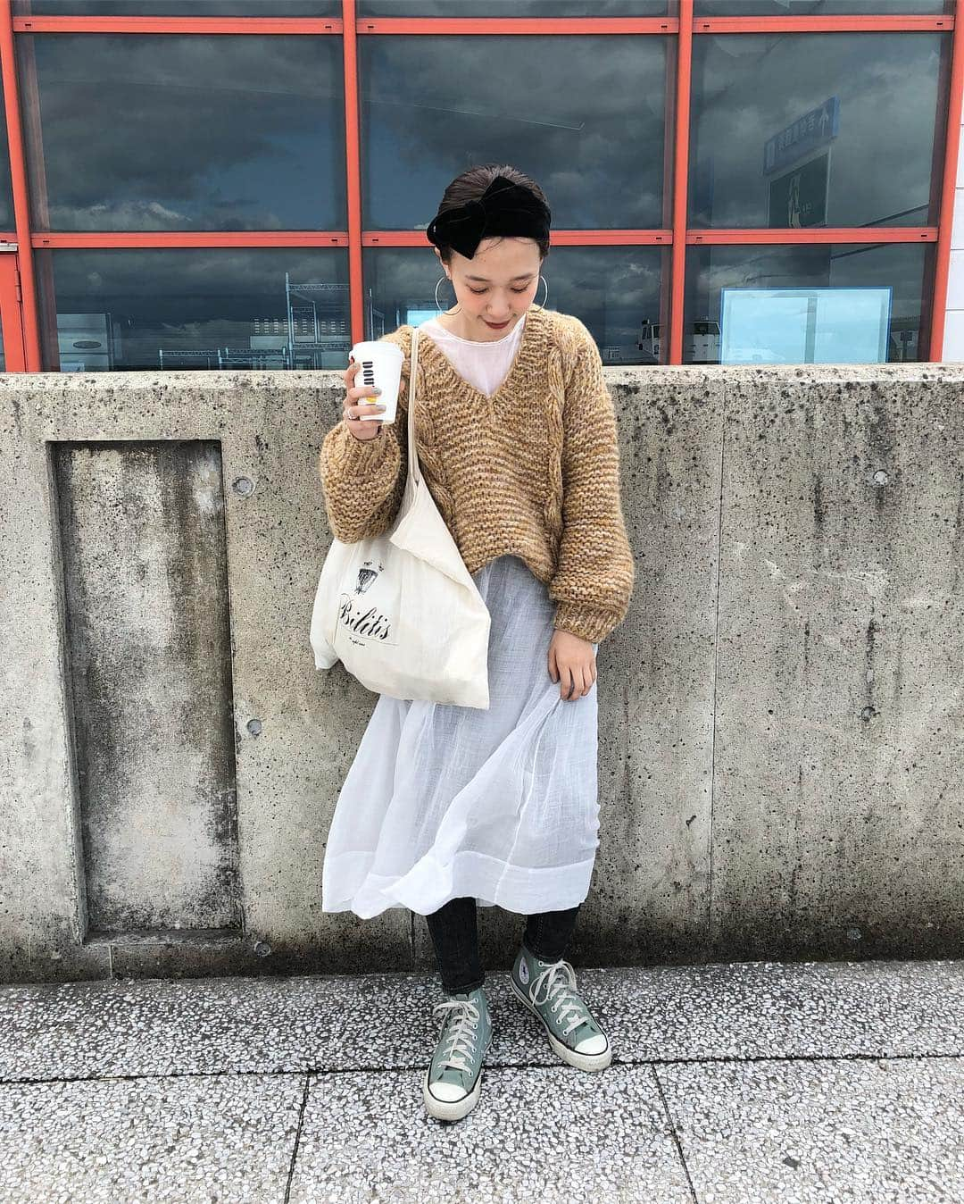 柴田紗希さんのインスタグラム写真 - (柴田紗希Instagram)「少し投稿続きます🙏🏻 とある日の #私服さん #しば服 ニット... @milkfedjp  ワンピ... @curios_tokyo  デニム... @moussyofficial  スニーカー... @flower_nagoya  バック... @bilitis.dix.sept.ans  ピアス... @flower_nagoya  だよ♡ 飲み物は @doutor__coffee ☕️ 透け素材のワンピが可愛く重ね着できて お気に入りだよ。 バランス感が好きなコーディネート♡ ここは、関西空港のフェリー乗り場です🚢 祝日楽しめたかな？㊗️」3月21日 20時30分 - shibasaaki