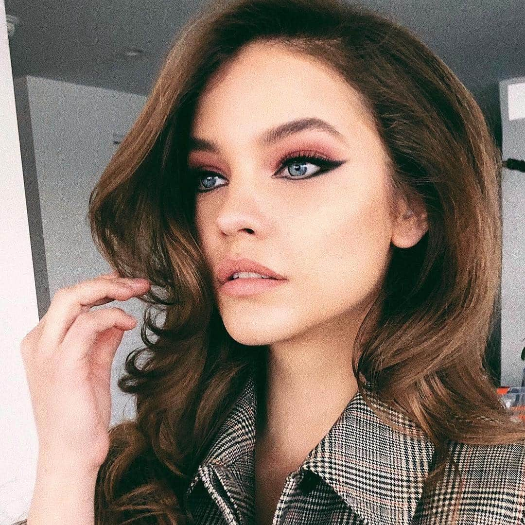 Blonde Saladさんのインスタグラム写真 - (Blonde SaladInstagram)「Eye-liner is the ultimate seasonal trend in terms of makeup⚡️Find on our magazine a super inspiring selection of the coolest products babes❤️ #theblondesalad #makeup #eyeliner #tips #beauty 📸 @realbarbarapalvin」3月21日 20時31分 - theblondesalad