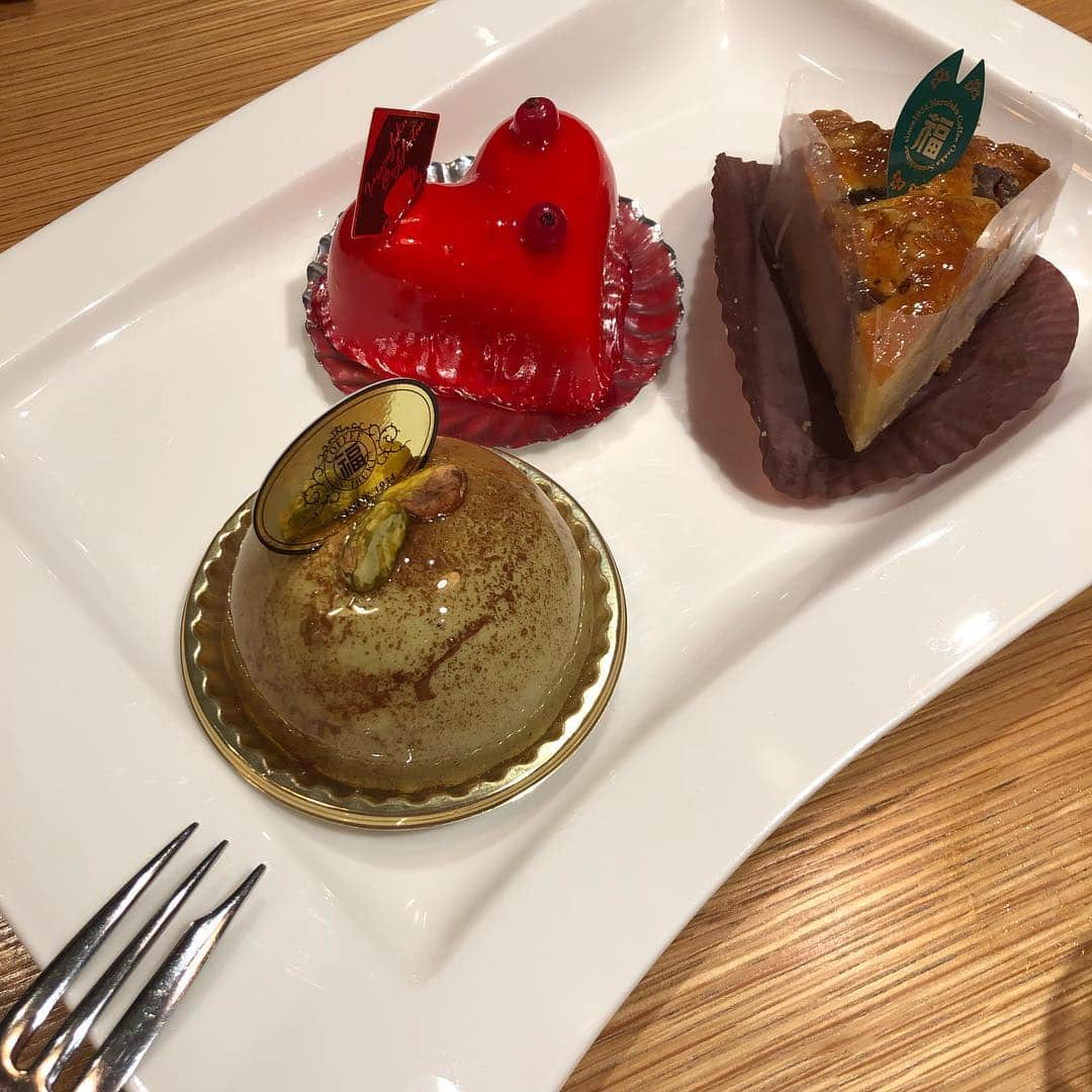 柴田阿弥さんのインスタグラム写真 - (柴田阿弥Instagram)「かわいいケーキっ❤️🥰 みんなでシェアして食べました！ ㅤㅤㅤㅤㅤㅤㅤㅤㅤㅤㅤㅤㅤ #甘いもの #カフェ #ケーキ」3月21日 20時27分 - ayashibata0401