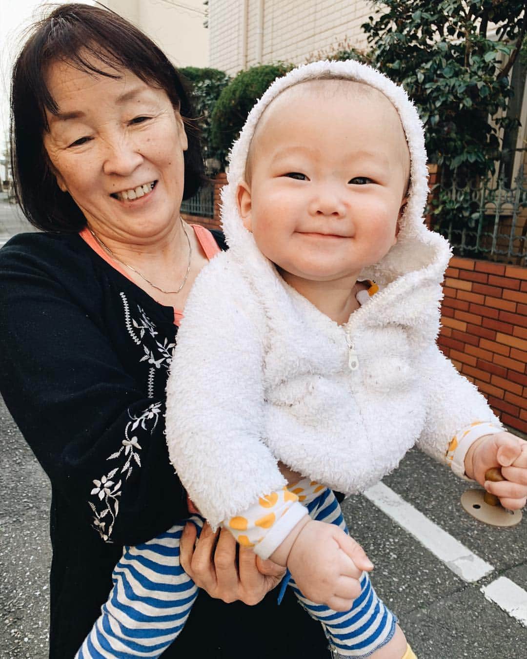 花盛友里のインスタグラム：「ばぁばとかめ吉。 今週はばぁばが大阪からヘルプに来てくれてたからほんとーーに助かったー！ ゴールデンウィークな気分だったよ。 本当にありがとう！！！」