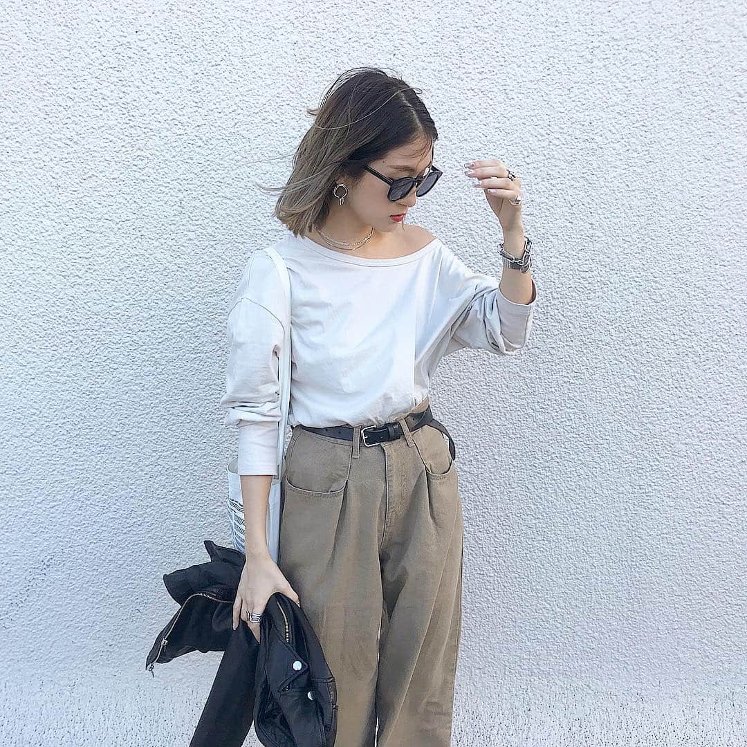 のインスタグラム：「. ぽっかぽかだったからアウター一度も着ないでいけた◎しかし風強かったなああぁ🌪 @flugge_official のone shoulder tops☺️エクリュは完売してるけど近々再販しますよ✌︎ . 今日はワクワクが止まらぬ打ち合わせ👩‍💻♡からのサンプル修正、身体重すぎて地面に食い込むかと思ったから鍼に行ってきた👌お陰で身体軽い◎鎖骨がちょっと埋まってますね、と言われる恐怖😨 .  #flugge#flugge_official #fluggesnap #ootd#outfit#fashion#instafashion#ig#casual#coordinate#code#me#freaksstore#lifes#converse #今日の服#今日のコーデ#今日のコーディネート#コーディネート#カジュアル#ファッション#カジュアルコーデ#ワンショル#ワンショルダー」