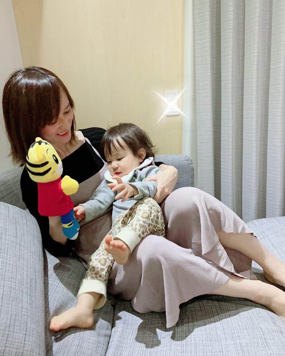 のインスタグラム：「しまじろう〜♪ 今息子が1番夢中になってるもの #こどもちゃれんじ @kodomochallenge ！なんですよね😳 なんでこんなに食いつくのか恐いくらい😂  雨の日やちょっと仕事したい時に#こどもちゃれんじぷち のDVDを観せるとじーっと観てくれてほんと〜にとても助かってる😅これだけは本当に出会えて良かったもの😂  最近は観たものを真似をしたりして成長にも繋がっていて凄いなぁと！ 玩具も歌と単語がミックスされて流れるので言葉が覚えやすいんですよね！  DVDは英語バージョンに切り替えたら息子ももちろん、私の勉強にもなるし😅 そしてまなお姉さんのファン←私が笑  2020年度の教育改革を見据えてこどもちゃれんじの教材がリニューアルされるみたい！  子どもが自発的に考えられるような教材になるみたいです！ ただ教えられるだけでなく、なんでそうなんだろうと自分で考えたものって忘れないし身になりますよね！ そういったところを沢山伸ばしてあげたいのでこれからこどもちゃれんじで学んでいけるのが楽しみです😉  4月8日までに入会すると入会特典がつくらしいです😌  #4月開講号 #しまじろう #こどもちゃれんじ #まなお姉さん #知育玩具 #子供英語 #こどもちゃれんじぷち #しまじろうパペット」
