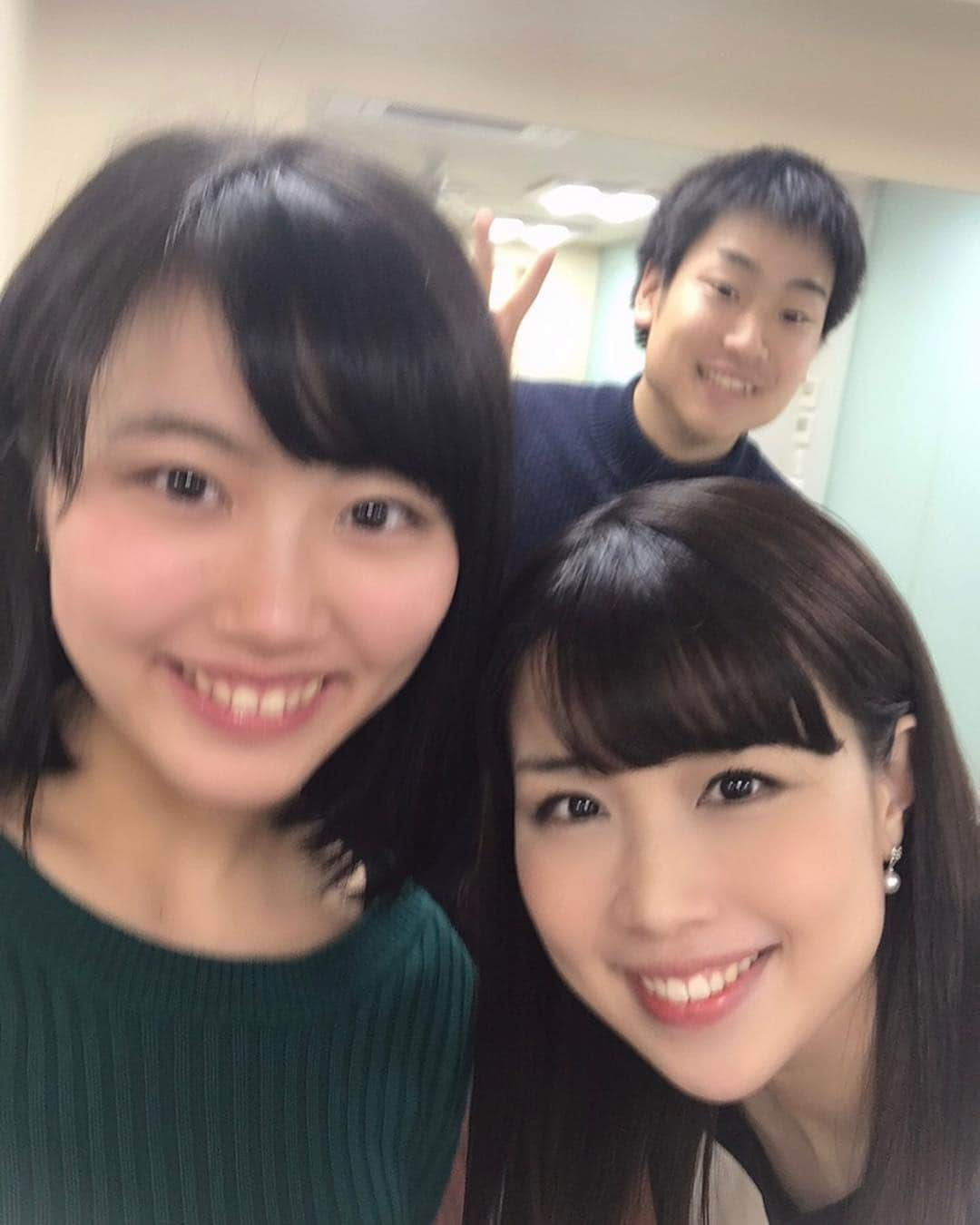 道岡桃子さんのインスタグラム写真 - (道岡桃子Instagram)「大学生３人組！！？笑 . 先日のYouTube撮影のオフショットです。 今回は大人気YouTuber福田駿くんとコラボレーション！駿くんは金沢大学在学中、写真右の女の子は撮影を手伝ってくれた明治大学のゆりかちゃんです。２人ともかわいいでしょう？ . そんな２人は就職活動真っ只中だそうで…駿くんは自身の経験を生かした就活系YouTuberとして地元の北陸朝日放送でも特集が組まれるほど！ . 今回駿くんのアイディアでニュース風の動画を撮ったのですが、さすがYouTuber！そのクリエイティビティに驚きました。 . アナウンサーが読む原稿って結構言い回しが独特で、書くのが難しいのに、駿くんはサラッと書いちゃったの！？修正箇所もほとんどなかったし…。しかも企画、撮影、編集、公開、と全部こなしていてすごい。まるで１人テレビ局やないかッ！？ . やっぱりYouTubeでも人気でる人って、ちゃんと理由があるなあ、と思いました（偉そうな言い方ごめんなさい）礼儀正しくてセンス溢れる男の子でした。行動力のある学生さんは応援したい！ . 今回の動画以外にも有名人や社長さんにインタビューなど面白いものばかりなので、みなさん【しゅんダイアリー】見てみてくださいね！ . #しゅんダイアリー @otukaretyaaan  #youtube #youtuber #しゅん #ユーチューバー #アナウンサー #ニュースキャスター #インタビュー #動画 #おもしろ動画 #面接 #内定 #it企業 #就職活動中 #学生 #就職活動 #就活 #大学生 #お笑い #youtubers #女子大生 #アナウンサー試験 #動画作成 #金沢大学 #明治大学 #立命館大学 #北陸朝日放送」3月21日 20時34分 - momoko_ana